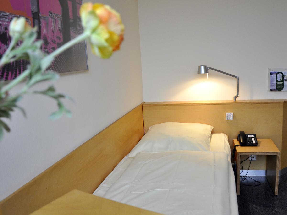 Seminarhotel In Der Manfred-Sauer-Stiftung Lobbach Стая снимка